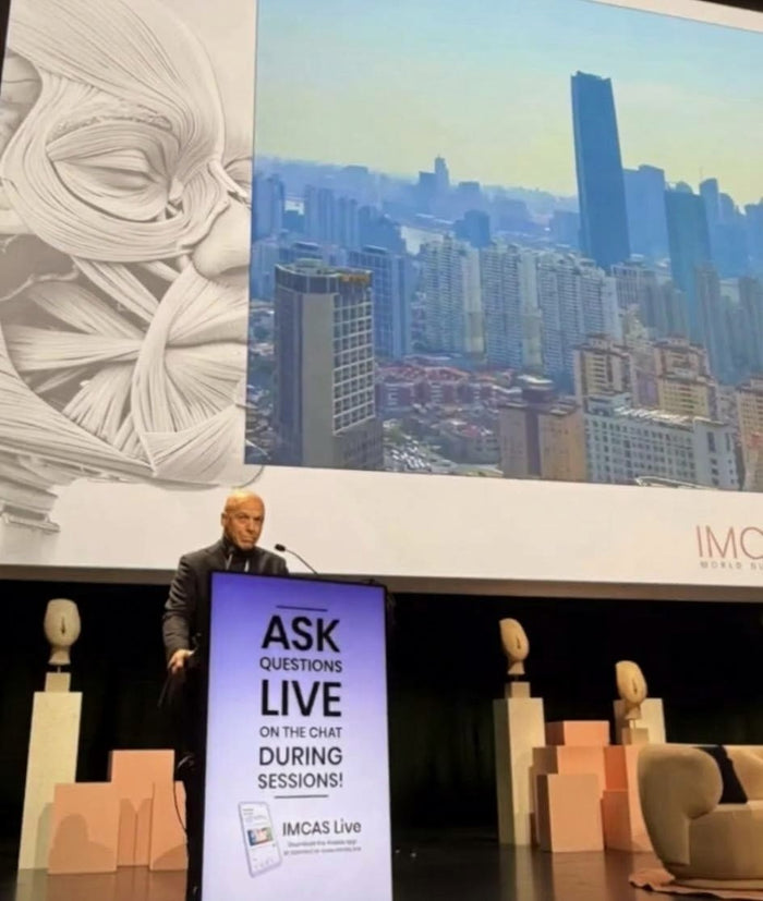 Il Dr. Nicola Pittoni durante una relazione all'IMCAS